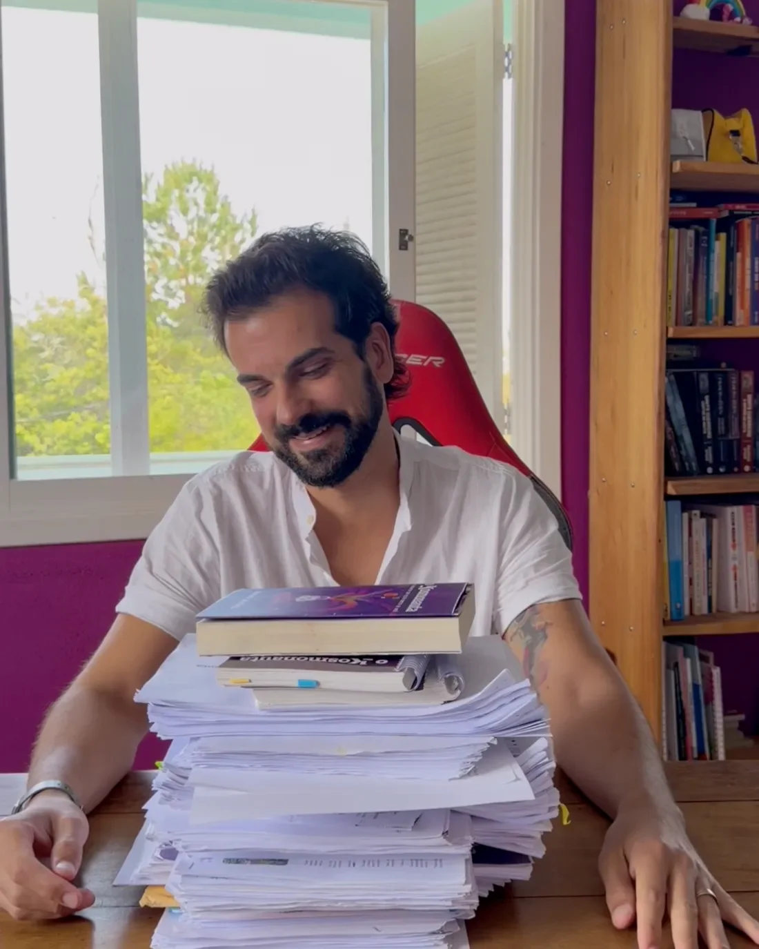 Renato Stefani com a pilha de manuscritos e revisões do Kosmonauta